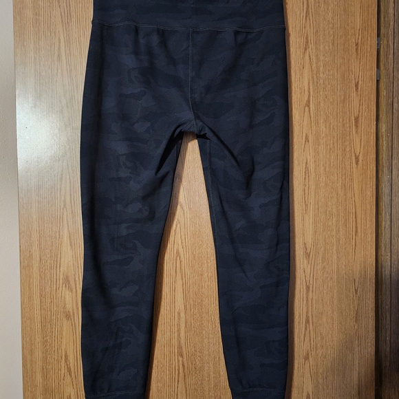 Vuori Dark Camouflage Leggings - Picture 3 of 3